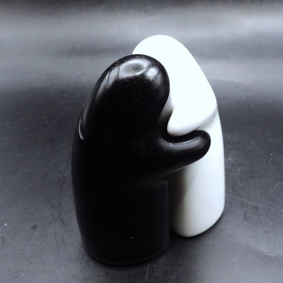 Hugging Ghosts Salt & Pepper Set/ Black & White Porcelain/ MINT/ HUG/ Halloween - Picture 4 of 6